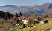 31 Al Monte, sullo sfondo le Alpi Piemontesi...